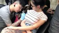 Sebuah video yang viral di Internet menunjukkan 'kecelakaan' yang terjadi di sebuah salon tato.