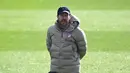 Pelatih Atletico Madrid, Diego Simeone menyaksikan pemainnya berlatih di tempat latihan klub di Majadahonda dekat Madrid (24/11/2020). Atletico Madrid akan bertanding melawan Lokomotiv Moscow pada Grup A Liga Champions di Estadio Wanda Metropolitano. (AFP/Gabriel Bouys)
