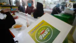 Pengunjung tuna netra berada di Warteg FAST, Graha Raya Bintaro, Tangerang Selatan, Banten, Kamis (3/12/2020). Warteg FIST setiap hari membagikan makan gratis bagi penyandang Disabilitas, Tuna Netra serta Ibu Hamil yang datang kewarung. (merdeka.com/Dwi Narwoko)