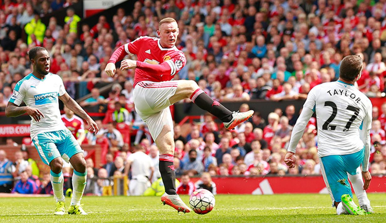 Penyerang MU, Wayne Rooney menendang bola ke arah gawang Newcastle pada laga Liga Inggris di Stadion Old Trafford, Inggris, Sabtu (22/8/2015). Pertandingan berakhir imbang 1-1. (Action Images via Reuters/Jason Cairnduff)