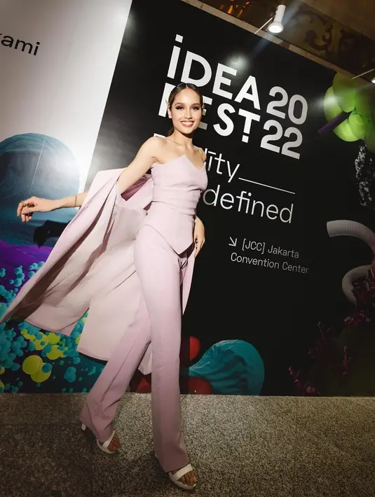 Terbaru saat ia tampil sebagai pembicara di IDEA FEST 2022 dengan setelan jas dalam inner korset warna lilac yang chic dan profesional. [@claurakiehl]