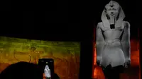 Pertempuran Kadesh, pencapaian militer terbesar Ramses, yang menggunakan tampilan berlapis dan CGI, atau citra yang dihasilkan komputer. Pada tahun 2022, Emma Schkloven dari majalah Smithsonian menyebut rekreasi tersebut sebagai “prestasi teknologi.” (AP Photo/Mark Baker)