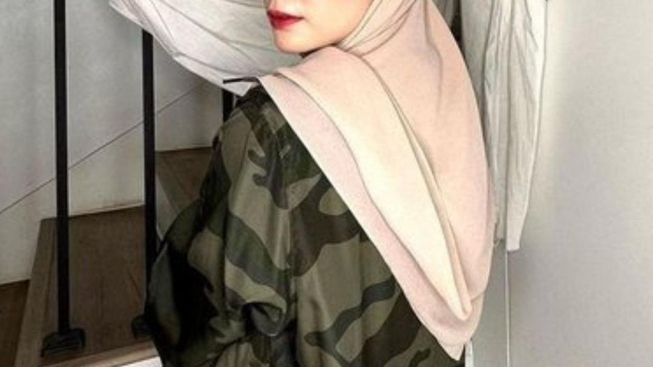 Putri Anne kembali jadi sorotan publik  setelah melepas hijab.