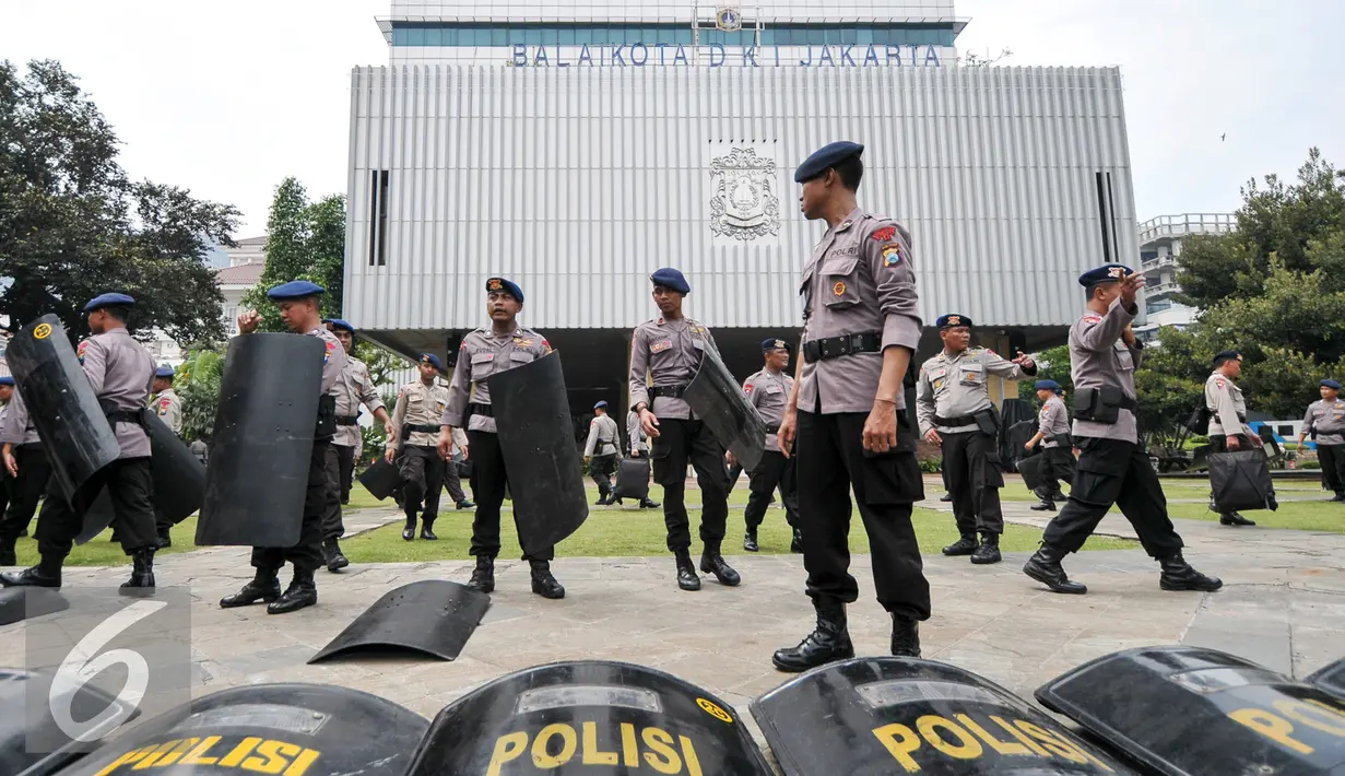 Ratusan personel Brimob disiagakan untuk pengamanan demonstrasi di Balai Kota, Jakarta, Jumat (4/11). Sejak pukul 07.00 WIB terlihat personel kepolisian yang sudah melakukan apel untuk pengamanan unjuk rasa 4 November. (Liputan6.com/Yoppy Renato)