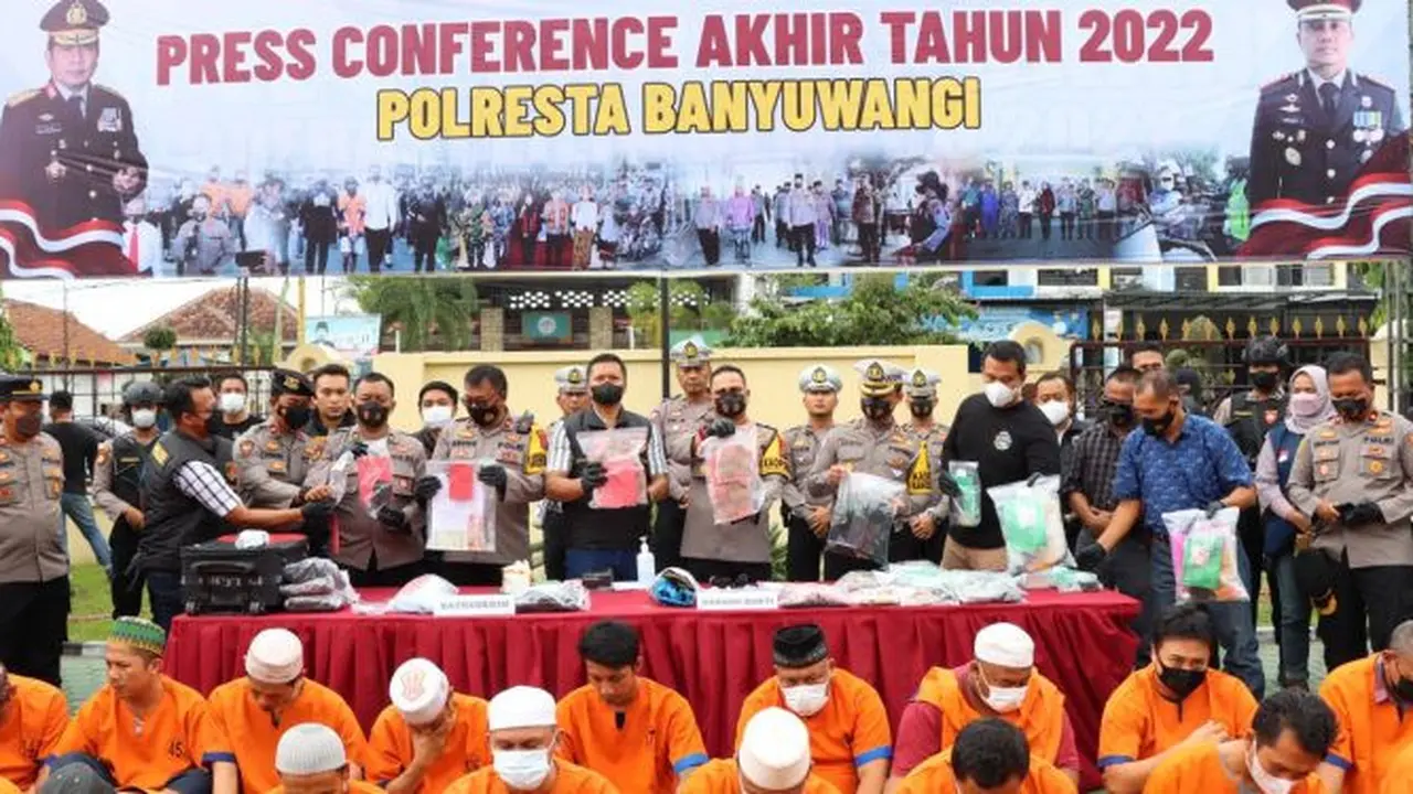 Kapolresta Banyuwangi Kombes Pol Deddy Foury Millewa (Tengah) tunjukan barang bukti hasil ungkap  kasus kriminalitas di tahun 2022 (Istimewa)