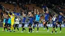 Para pemain Inter Milan merayakan kemenangan atas Spezia pada akhir pertandingan sepak bola Serie A di Stadion San Siro, Milan, Italia, 20 Agustus 2022. Inter Milan menang 3-0. (AP Photo/Luca Bruno)