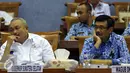 Gubernur Sumsel, Alex Noerdin (kiri) bersama Wagub DKI Jakarta, Djarot Syaiful Hidayat saat mengikuti Rapat Dengar Pendapat (RDP) dengan Komisi X DPR di Kompleks Parlemen, Senayan, Jakarta, Senin (25/4). (Liputan6.com/Johan Tallo)