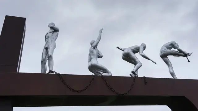 Clave, Monumen Perbudakan, oleh Alex da Silva, terlihat di Rotterdam, Belanda, Senin, 19 Desember 2022. (Foto AP/Peter Dejong)