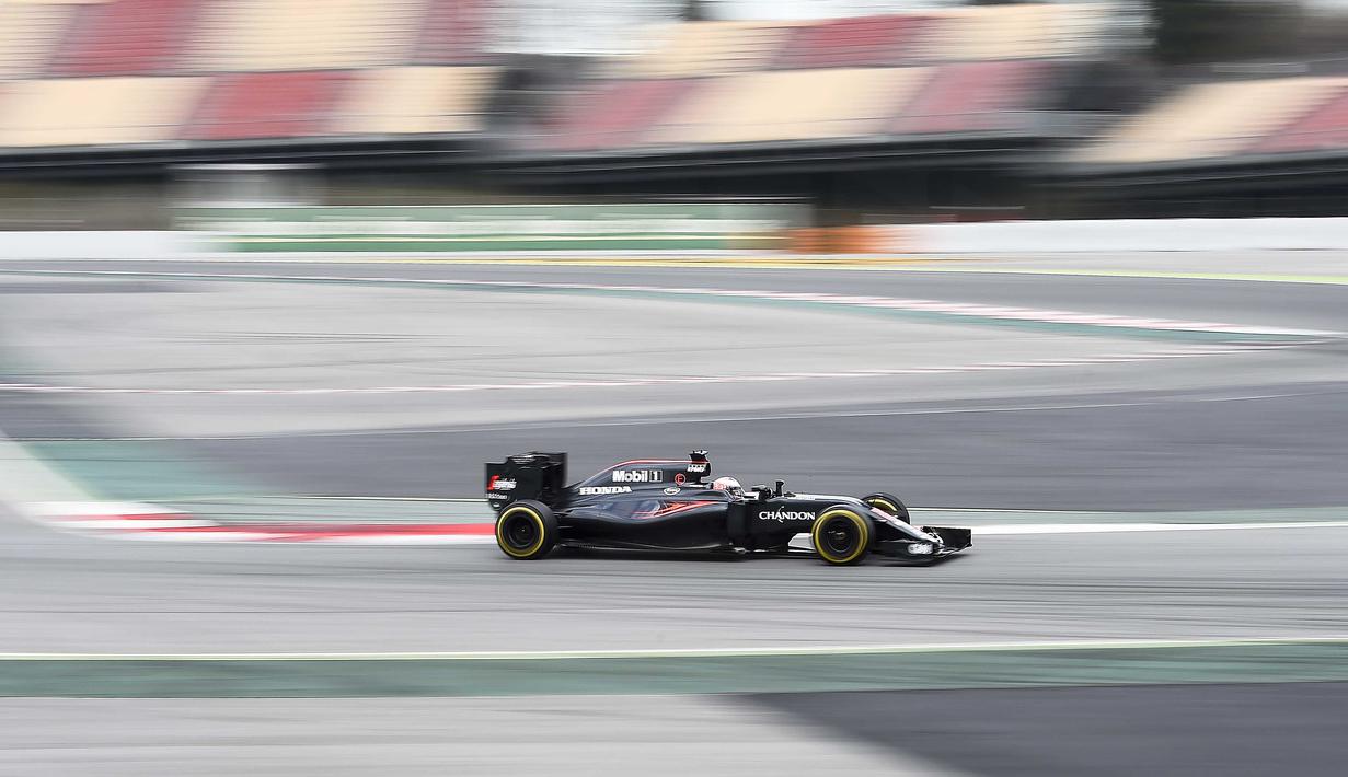Pebalap McLaren Honda, Jenson Button mencatat waktu 1m25,183s pada sesi kedua tes pramusim di Sirkuit Catalunya, Barcelona, Rabu (2/3/2016). Malam WIB. (AFP/Josep Lago)