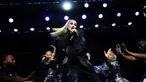 Aksi panggung penyanyi-penulis lagu asal Amerika Serikat, Gwen Stefani di Exploratorium, di San Francisco, California, 15 November 2023. (Brendan SMIALOWSKI/AFP)