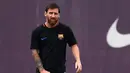 Eskpresi Lionel Messi saat mengikuti sesi latihan bersama Barcelona di Sports Center FC Barcelona Joan Gamper, Sant Joan Despi (15/8/2017). Barcelona akan melawan Madrid pada leg kedua Piala Super Spanyol. (AFP/Lluis Gene)