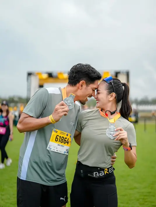 Potret kebersamaan Ririn dan Ibnu di marathon ini pun menuai banyak pujian dari netizen. Banyak yang merasa terinspirasi oleh pasangan ini, yang tak hanya kompak dalam kehidupan sehari-hari, tetapi juga dalam hal-hal yang menantang seperti marathon. Mereka menunjukkan bahwa kebersamaan dan dukungan satu sama lain adalah kunci untuk menghadapi segala tantangan, baik besar maupun kecil. (Liputan6.com/IG/@ririnekawati)