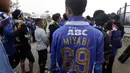 Seorang suporter menggunakan jersey dengan tulisan Miyabi 69 saat mononton laga Persib Bandung vs Bali United di Stadion Si Jalak Harupat, Soreang, Bandung, Rabu (30/3/2016). Miyabi nama bintang film porno di Jepang.(Bola.com/Nicklas Hanoatubun)