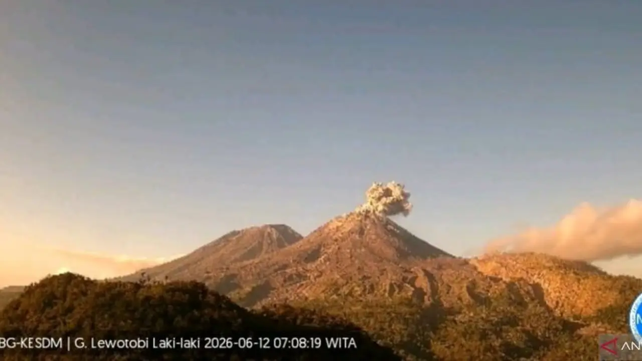 Gunung Lewotobi Laki-laki di Flores Timur, NTT meletus