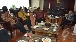 Ikatan Cendekiawan Muslim Indonesia (ICMI) mengunjungi  Ketua MPR RI Zulkifli Hasan untuk menyampaikan hasil Silaturrahmi Kerja Nasional (Silaknas) tahun 2014 di Gorontalo, Jakarta, Selasa (3/2/2015). (Liputan6.com/Andrian M Tunay) 
