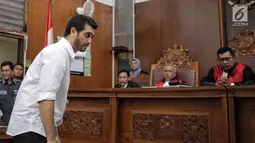Aktor Fachri Albar bersiap menjalani sidang lanjutan di Pengadilan Negeri Jakarta Selatan, Selasa (5/6). Selain itu jaksa juga menyatakan untuk memusnahkan barang bukti yang ditemukan bersama penangkapan Fachri Albar. (Liputan6.com/Faizal Fanani)