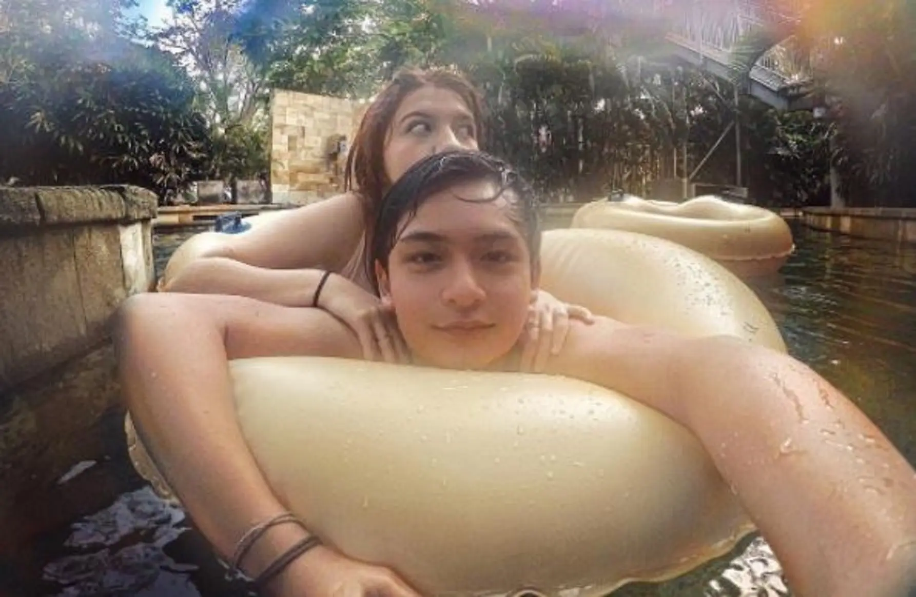 Cassandra Lee dan Randy Martin berendam bareng di kolam renang (Instagram/@cassandralee)