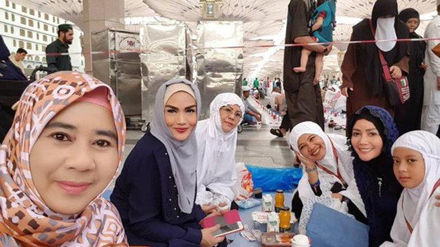 Krisdayanti bersama rombongan