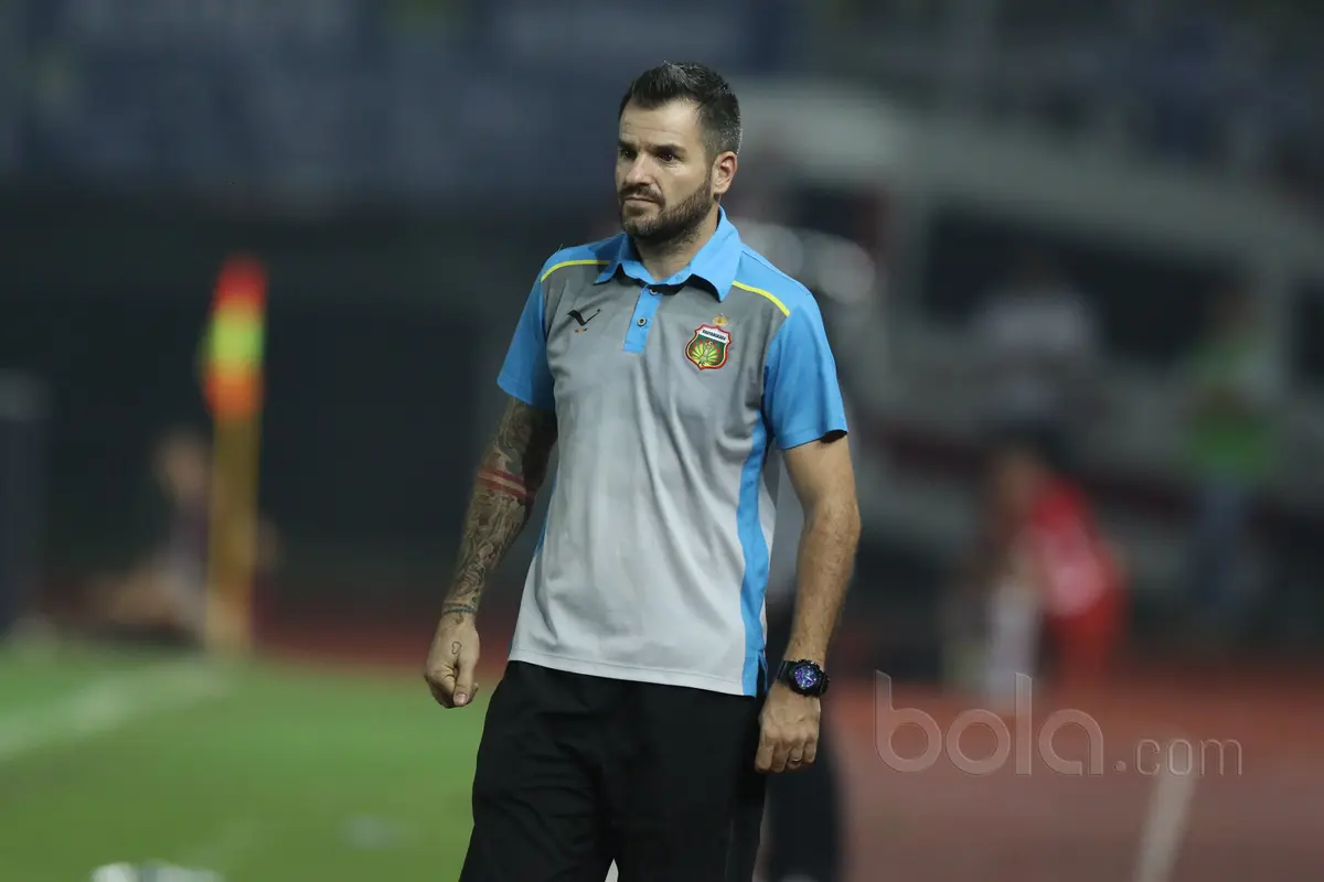 Bhayangkara FC, Simon McMenemy