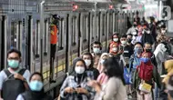 Kepadatan calon penumpang kereta Commuter Line (KRL) di Stasiun Tanah Abang, Jakarta, Rabu (12/1/2022). Kementerian Kesehatan memprediksi penyebaran kasus COVID-19 varian Omicron di Indonesia akan terus terjadi hingga mencapai puncaknya pada Februari 2022. (merdeka.com/Iqbal S. Nugroho)