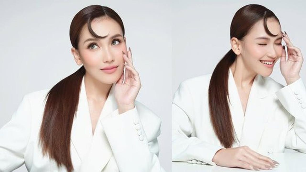 Potret Terbaru Ayu Ting Ting Kenakan Outfit Serba Putih dan Poni Bulan Sabit yang Unik, Memukau