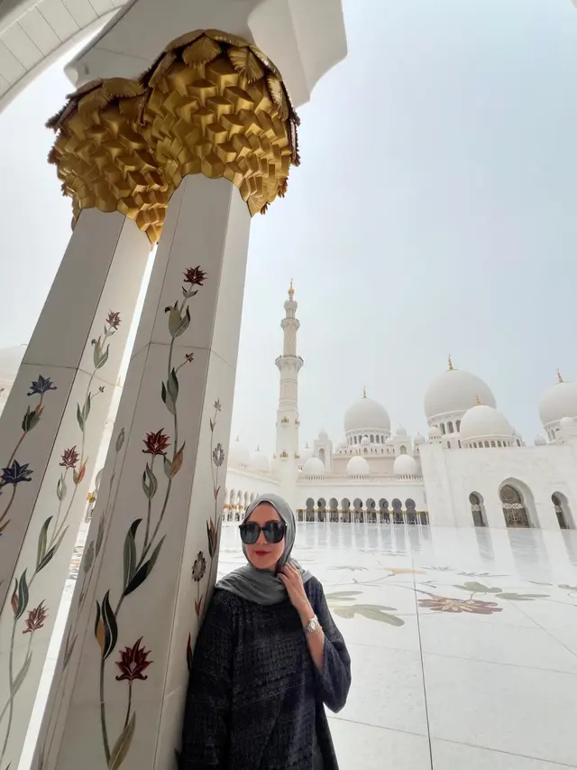 7 Potret Donna Agnesia Pakai Kaftan Waktu Liburan di Dubai Ini Curi Perhatian
