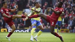 Pemain Liverpool, Thiago (kiri) dan Ibrahima Konate berusaha menghentikan pemain Nottingham Forest, Danilo (tengah) pada laga pekan ke-32 Liga Inggris 2022/2023 di Anfield, Liverpool, Sabtu (22/04/2023) WIB. The Reds berhasil menang dengan skor 3-2. (AP Photo/Rui Vieira)