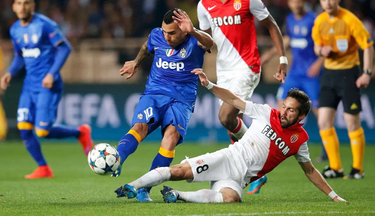 Penyerang Juventus, Carlos Teves berusaha menendang bola dari hadangan pemain AS Monaco di leg kedua 8 besar Liga Champions di Stade Louis II, Kamis (23/4/2015). AS Monaco bermain imbang 0-0 dengan Juventus. (Reuters/Jean-Paul Pelissier)