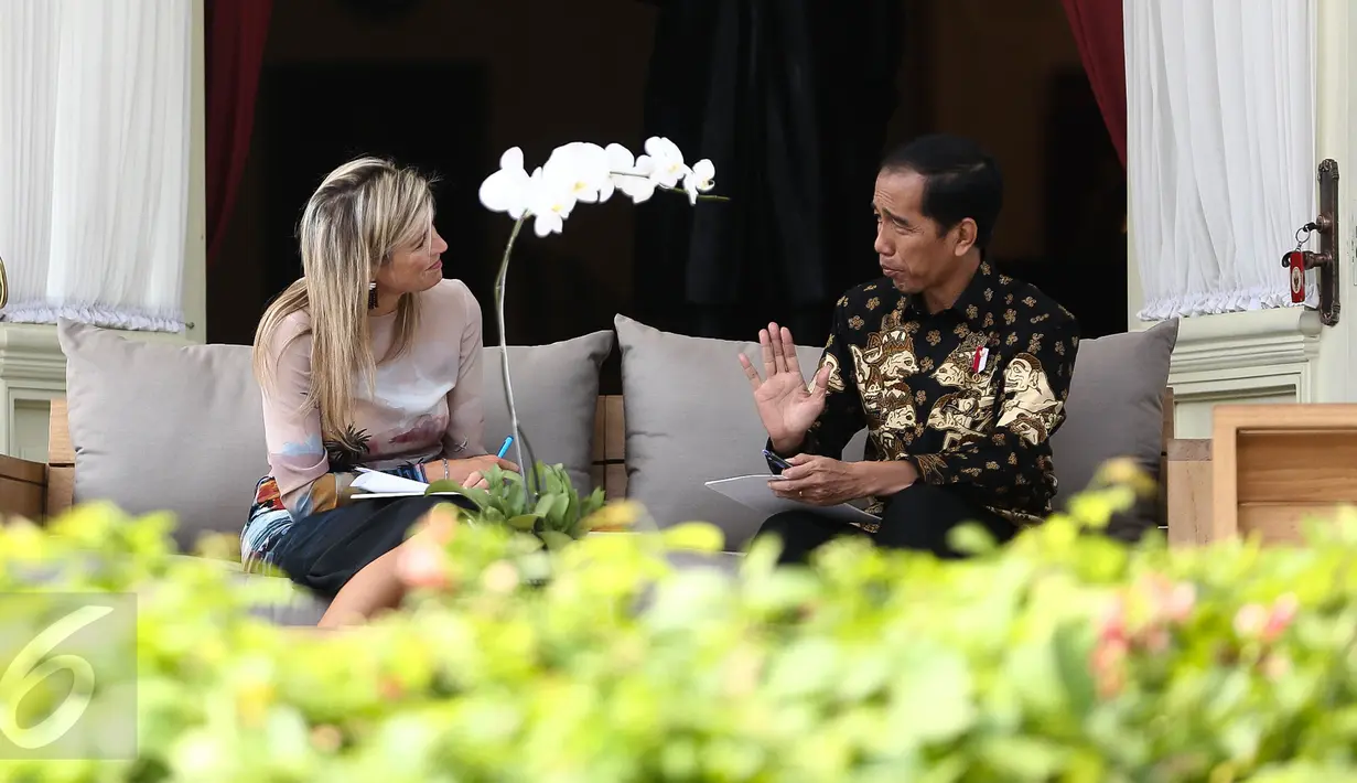 Presiden Jokowi (kanan) berbincang dengan Ratu Kerajaan Belanda Maxima di Istana Merdeka, Jakarta, Kamis (1/9). Ratu Maxima berkunjung sebagai Penasihat Khusus Sekjen PBB tentang Perkembangan Inklusi Keuangan bagi Pembangunan. (Liputan6.com/Faizal Fanani)