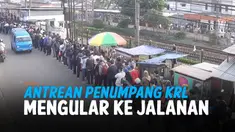 Antrean calon penumpang KRL mengular panjang ke jalanan di Stasiun Bojong Gede, Bogor, Jawa Barat. Hal ini sejalan dengan penurunan PPKM di wilayah Bogor yang masuk ke level 2.