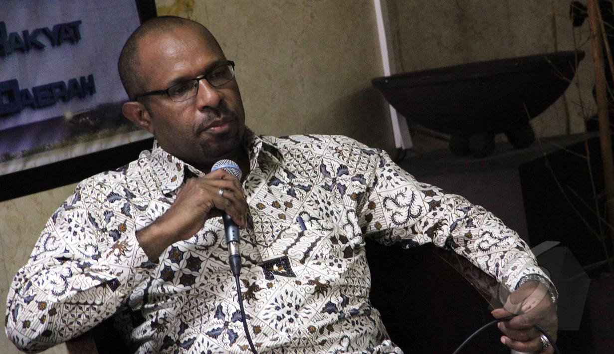 Mantan relawan Jokowi, Komisaris PT Adhi Karya , Hironimus Hilapok saat dialog 'Politik Etis Ala Jokowi " Jakarta, Selasa (1/4/2015). Hilapok mengaku tak ada kewajiban dirinya memberi sesuatu pada Jokowi.(Liputan6.com/Helmi Afandi)