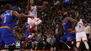 Pebasket Toronto Raptors Kyle Lowry #7 of the Toronto Raptors melewati para pebasket New York Knicks pada lanjutan NBA di Air Canada Centre,Toronto, Ontario, Canada, Rabu (11/11/2015) WIB. (Vaughn Ridley/Getty Images/AFP)