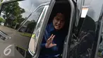 Ketua Organizing Committe Mahaka Sports Erick Thohir menyapa wartawan usai bertemu Presiden Joko Widodo di Istana Merdeka, Jakarta (5/1). Erick mengunjungi Istana Negara untuk melaporkan penyelenggaraan Piala Presiden 2015. (Liputan6.com/Faizal Fanani)