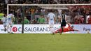 Striker Lazio, Ciro Immobile, mencetak gol ke gawang kiper Juventus, Gianluigi Buffon, lewat titik penalti pada laga Supercoppa Italiana 2017  di Stadion Olimpico, Minggu, (13/8/2017). Lazio menang 3-2 atas Juventus. (AP/Gregorio Borgia)