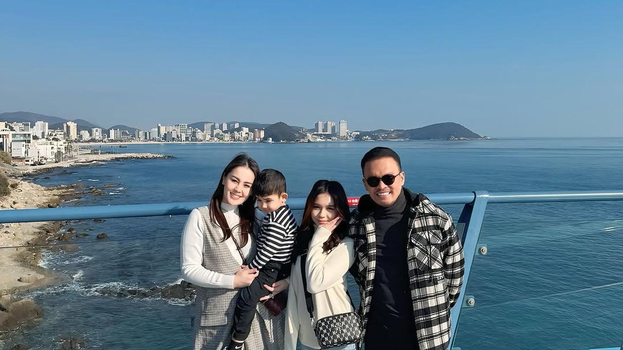 Potret Jennifer Dunn dan Faisal Haris Ajak Dua Anaknya Liburan di Korea