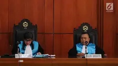 Majelis hakim membacakan putusan sidang sengketa lahan Taman BMW di PTUN DKI Jakarta, Selasa (14/5/2019). PTUN DKI Jakarta mengabulkan seluruh gugatan PT Buana Permata Hijau atas penerbitan dua SHP oleh Kantor Pertanahan Kota Administrasi Jakarta Utara di Taman BMW. (Liputan6.com/Herman Zakharia)
