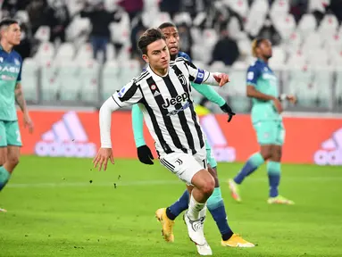 Penyerang Juventus, Paulo Dybala berselebrasi usai mencetak gol ke gawang Udines pada pertandingan lanjutan Liga Serie A Italia di Allianz Stadium di Turin, Minggu (16/1/2022). Juventus menang atas Udinese 2-2. (AFP/ Isabella Bonotto)