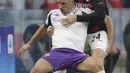 Bek AC Milan, Simon Kjaer berusaha merebut bola dari gelandang Fiorentina, Franck Ribery pada pertandingan lanjutan Liga Serie A Italia di stadion San Siro di Milan, Italia, Minggu (29/11/2020). AC Milan menang 2-0 atas Fiorentina. (AP Photo / Luca Bruno )