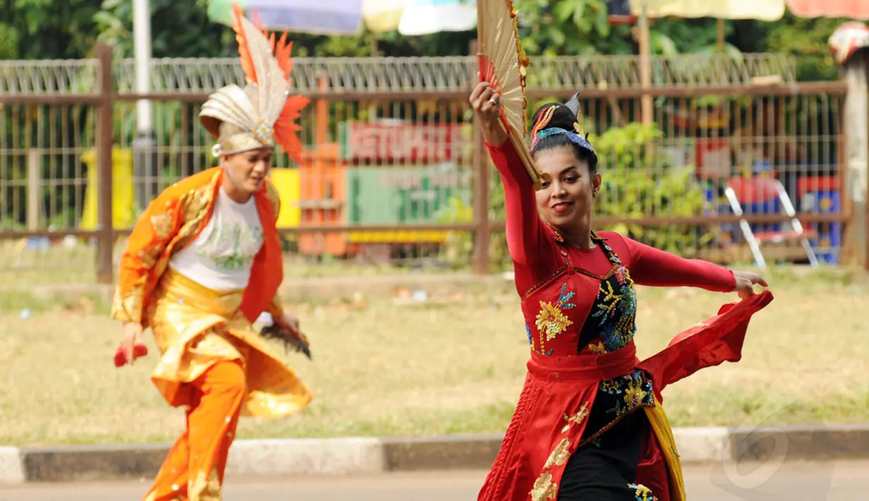 Para penari Indonesia akan tampil pada upacara penutupan Asian Games 2014 di Incheon, Korea Selatan, 4 Oktober mendatang. Tampak, sejumlah penari melakukan sesi latihan di Stadion GBK, Jakarta, (29/9/2014). (Liputan6.com/Helmi Fithriansyah)