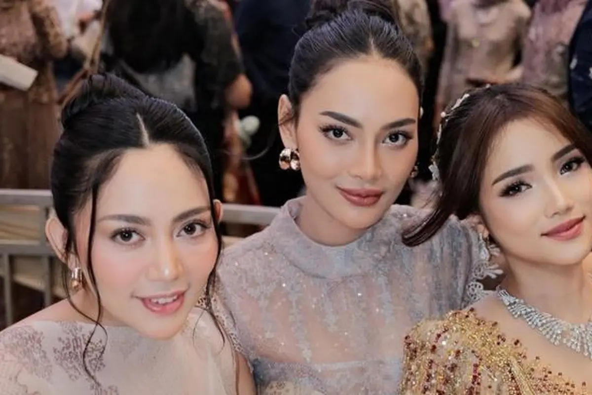 Potret Fuji di Resepsi Pernikahan Frans Faisal dan Indah (credit: instagram/fuji_an)
