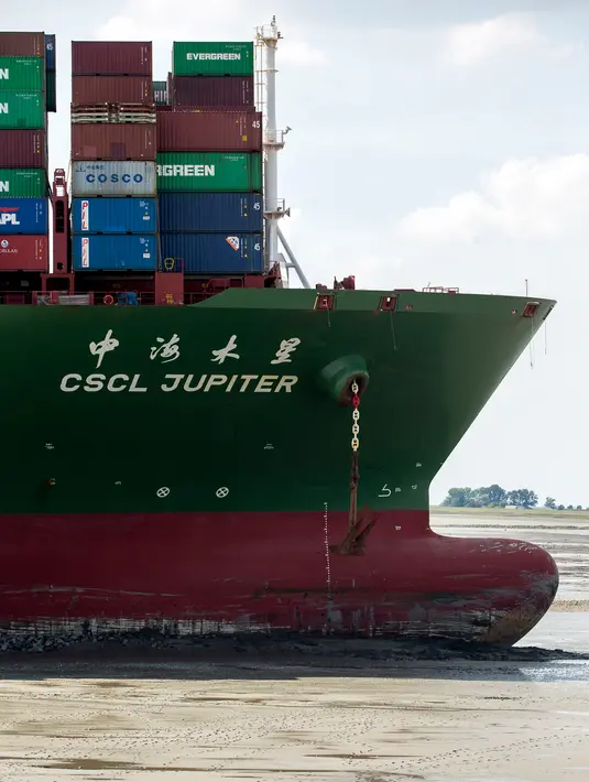 Sebuah kapal kontainer CSCL Jupiter Hong Kong yang terdampar di muara Westerschelde di dekat kota Bath di Belanda setelah insiden grounding (14/8).  (AFP PHOTO/Belga/Kristof Van Accom/Belgium Out)