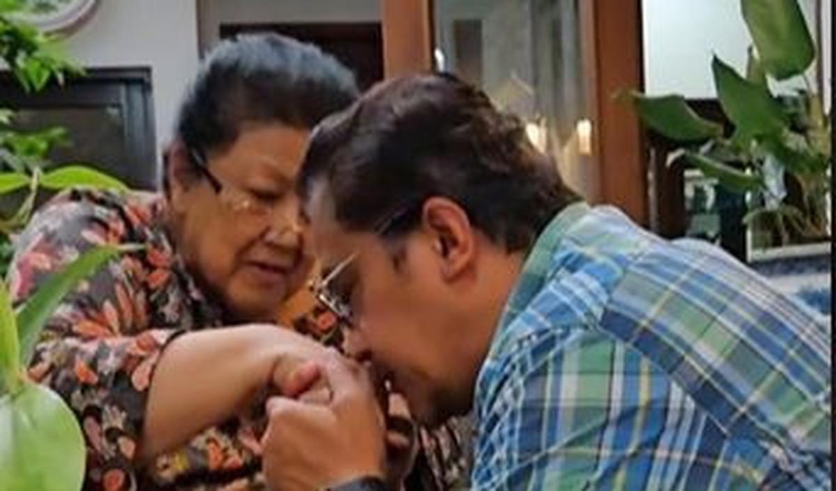 Dede menyebut, jika dia sengaja menemui ibunya untuk meminta doa restu agar mendapatkan hasil terbaik sesuai yang diharapkan.