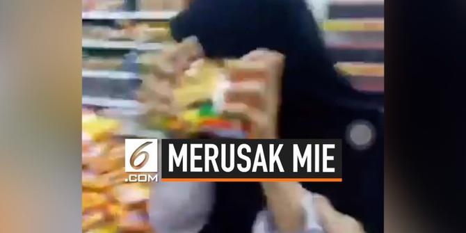 VIDEO: Viral, Sekelompok Perempuan Merusak Mie di Supermarket