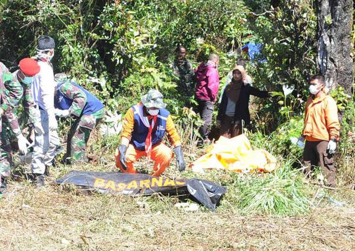 Saat evakuasi jenazah korban pesawat Sukhoi dibawa menggunakan helikop 