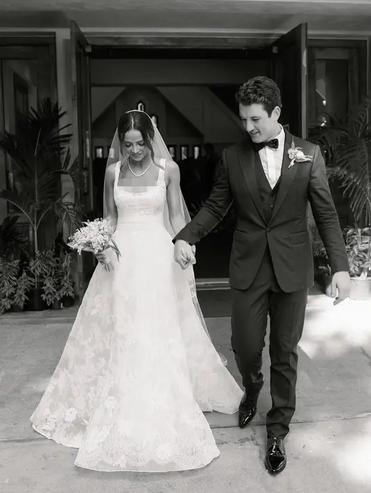 Miles Teller dan Keleigh Sperry menikah pada awal September lalu di Maui, Hawaii. (Liputan6.com/IG/@moniquelhuillier)