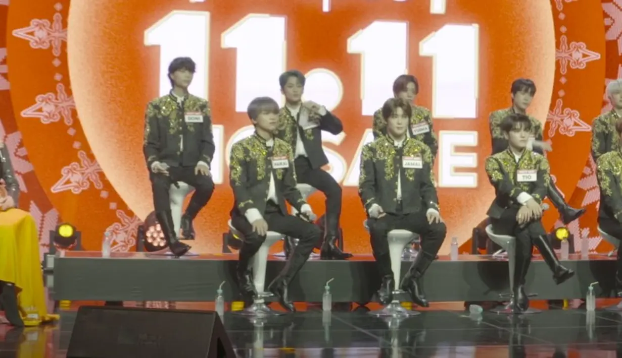 Disebut pernah menjadi guru bahasa Indonesia NCT 127, seperti inilah kebersamaan Amelia Tantono bersama grup populer Korea Selatan tersebut. Amelia pun terlihat santai dan semangat lantaran para personel NCT 127 juga antusias bisa berada di salah satu acara milik brand e-commerce ternama ini. (YouTube SHOPEE Indonesia)