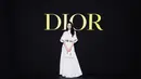Dilraba Dilmurat mengenakan kemeja sutra putih Dior Cruise 2024 dengan rok sutra lipit putih. Dia juga mengenakan ikat pinggang Dior, tas dan sepatu. Dia mengenakan cincin BAGATELLE, anting-anting dan gelang emas putih dan berlian Dior  Joaillerie [Dior]