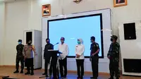 Wali Kota (Wako) Palembang Harnojoyo menjelaskan rancangan Peraturan Wali Kota (Perwali) Palembang terkait Pembatasan Sosial Berskala Besar (PSBB) (Liputan6.com / Nefri Inge)