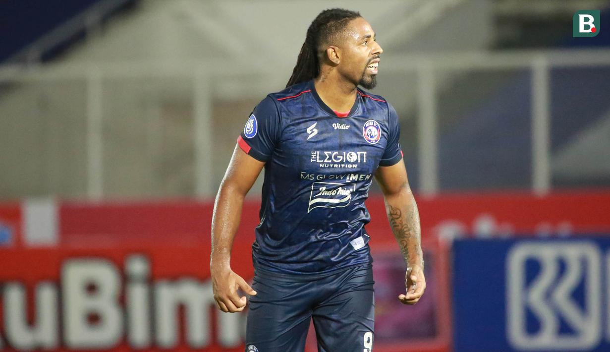 Pemain Arema FC, Carlos Fortes saat melawan Persela Lamongan dalam laga pekan ke-6 BRI Liga 1 2021/2022 di Stadion Madya, Jakarta, Minggu (3/9/2021). (Bola.com/M Iqbal Ichsan)