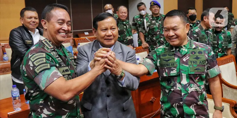 Momen Prabowo Rangkul KSAD Dudung dan Jenderal Andika di Hadapan Komisi I DPR